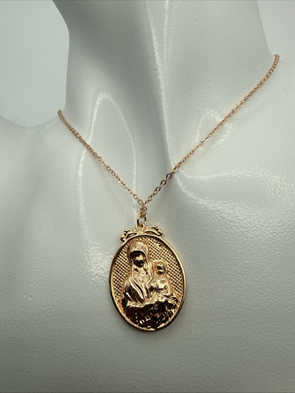 Source Unknown Gold Madonna and Child Pendant Necklace